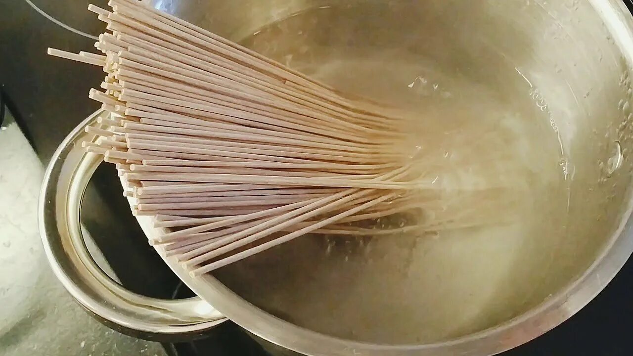 Сколько по времени варить лапшу. Варка гречневой лапши. Как приготовить гречневую лапшу. Как варить гречневую лапшу. Как варить гречневую лапшу soba.