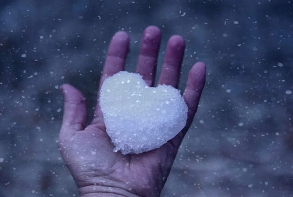 Растаяв в руках. Замерзшее сердце. Снежинка на руке. Ледяная ладонь. Сердце из снега в ладошках.