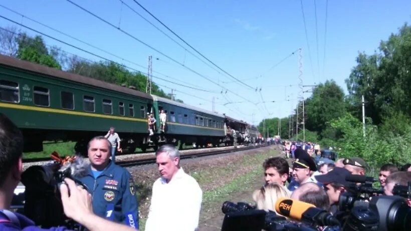 Житель железнодорожного. Житель железнодорожного. Житель железнодорожного. Ограничительная линия на платформе. Переход через железнодорожные пути.