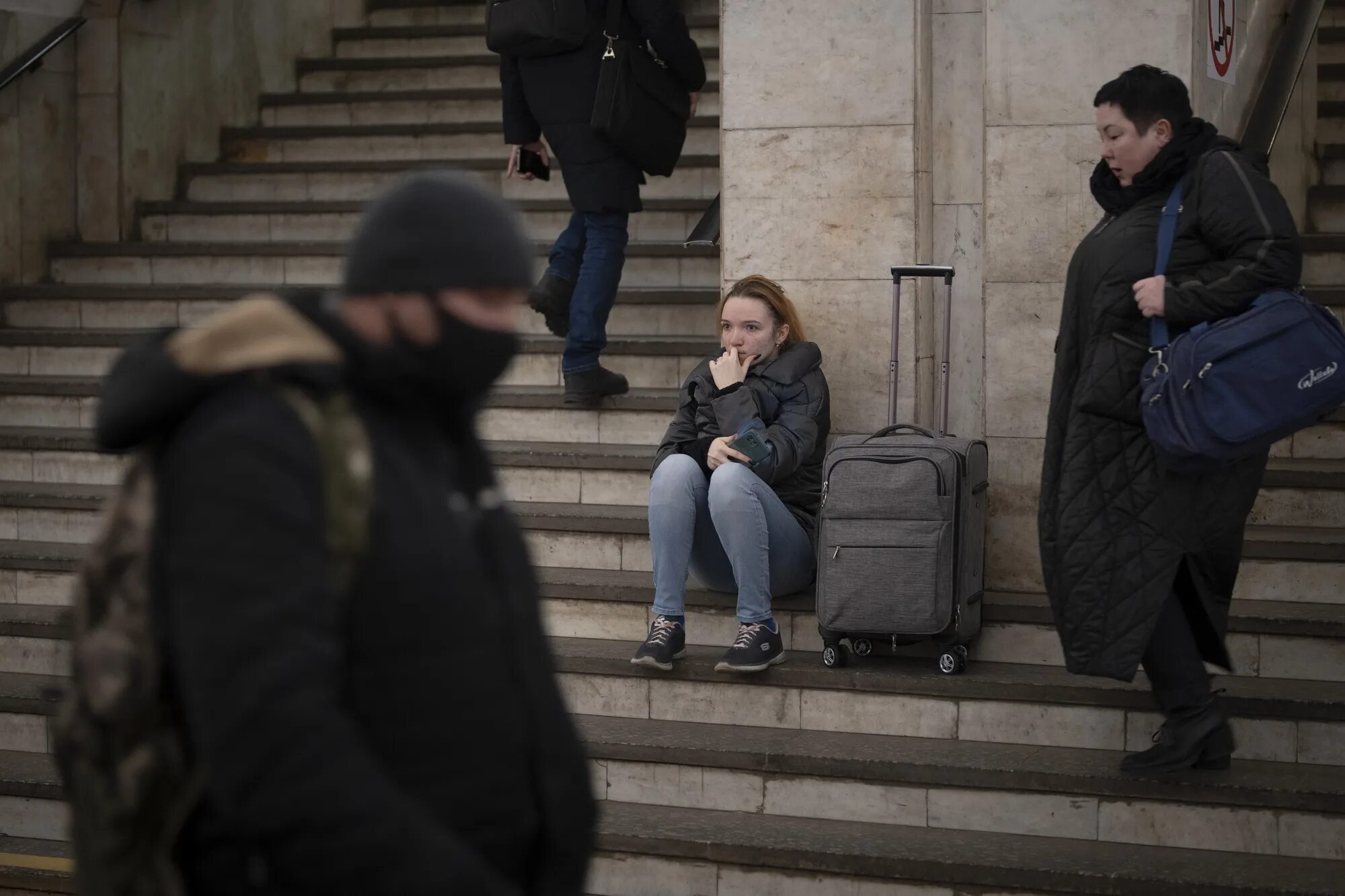 Дом 21.02 2024. Люди в метро. Люди в метро в Киеве. Фотосессия в метро. Люди прячутся в метро Киева.