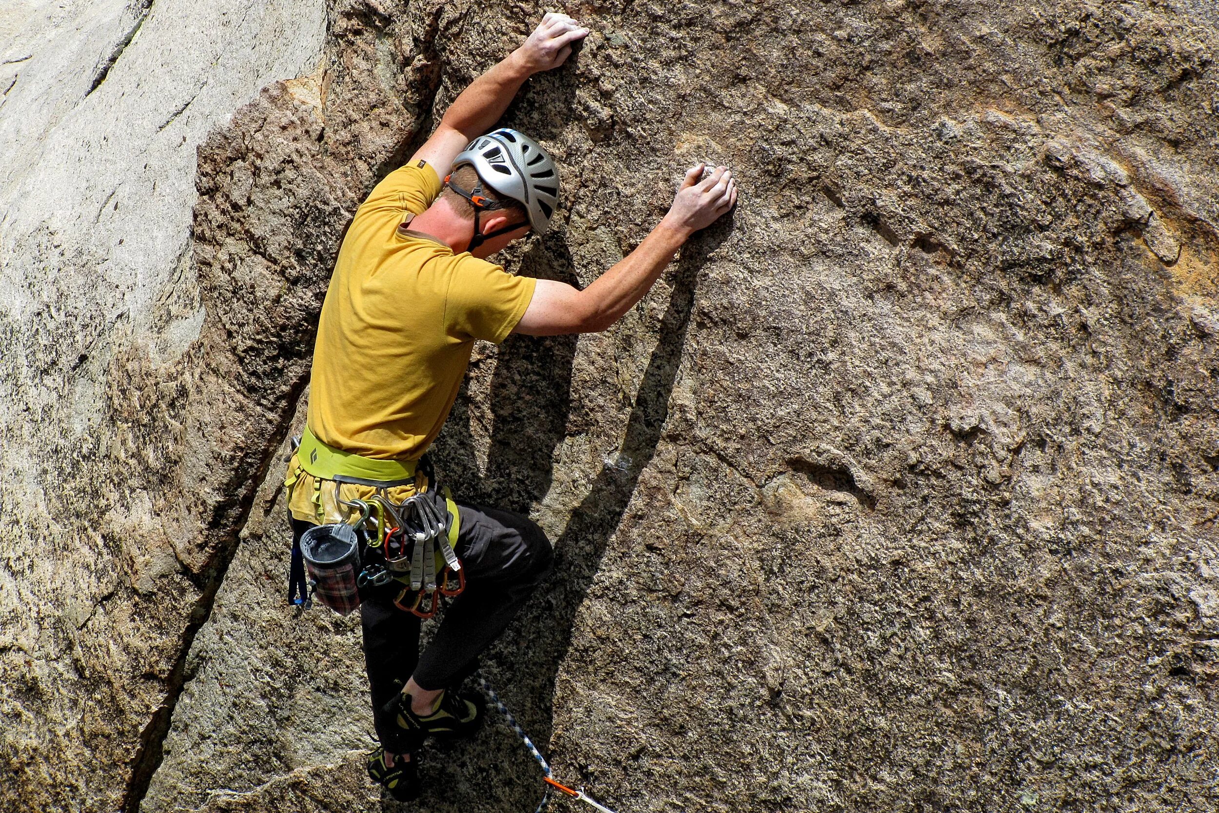 Rock climber rock climber org ru. Скала для скалолазания. На открытом воздухе скалолазание. Скалодром по скалам. Скалолазание подростки.