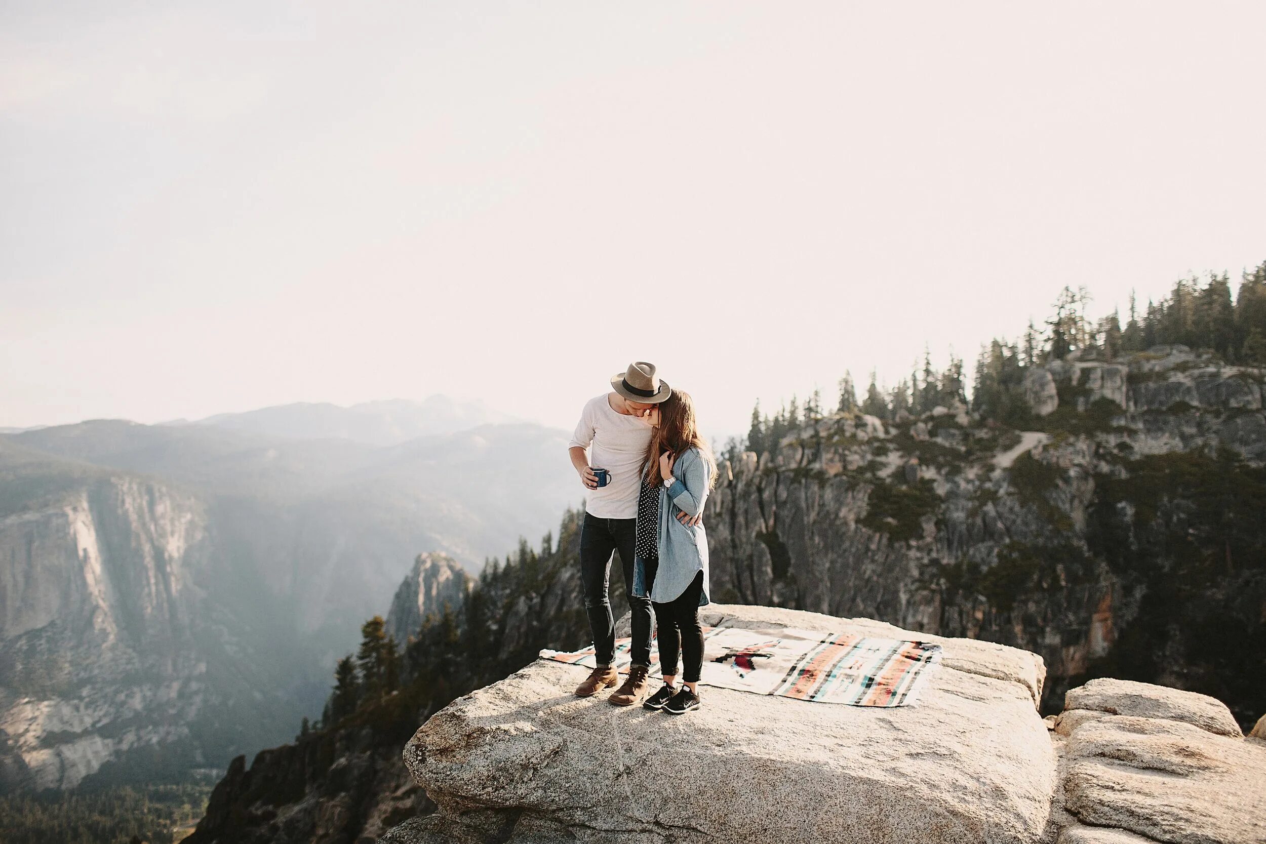 Adventures couples. Пара в горах. Парочка на вершине горы. Влюбленные на горе. Влюбленная пара на горе.