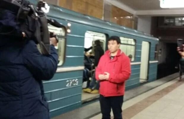 Киргиз спас. Киргизы в метро. Киргиз спас женщину в метро. Таджик спас женщину в метро. Киргиз в метро между вагонами.