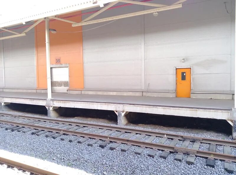 Склад с жд путями. Тарно-штучные грузы в крытом вагоне. Вагонов. Жд склад. Склад с жд путями.