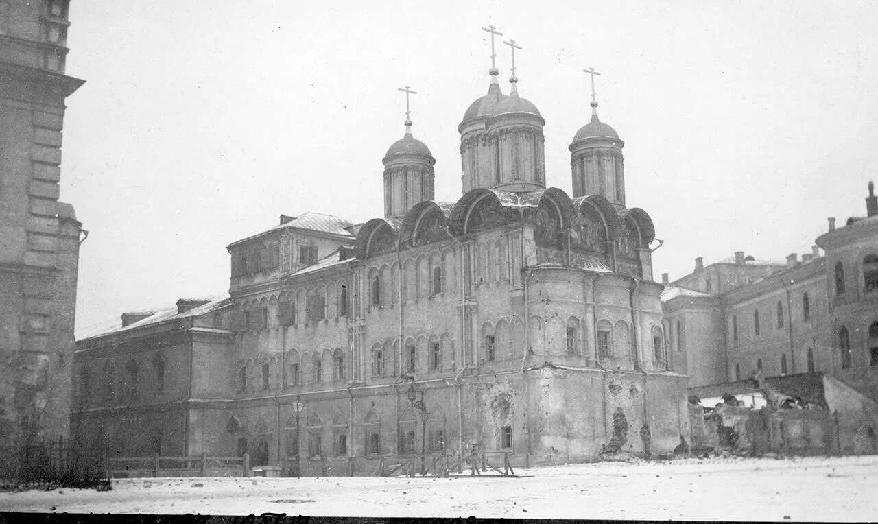 Московский Кремль после 1917 года. Кремль после боев 1917 года. Обстрел Московского Кремля 1917. Чудов монастырь 1917. Москва после революции