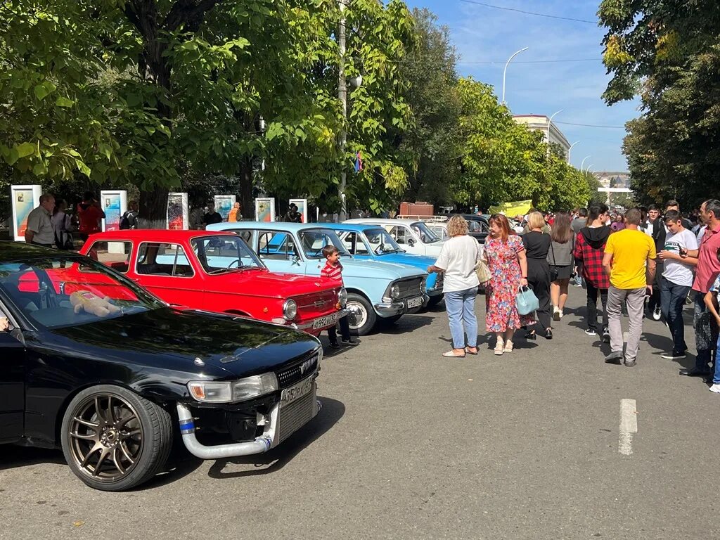 День г армавир. Выставка автомобилей. Выставка машин в Армавире. Выставка ретро автомобилей 2022. Выставка машин в Армавире ко Дню Победы.