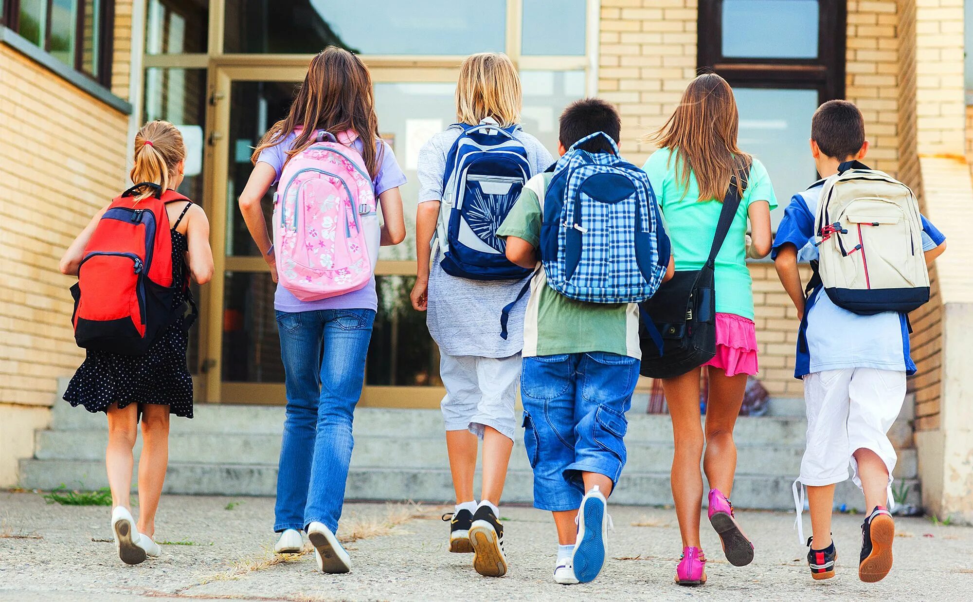 Where to school. Дети идут в школу. back to school магазин. ребенка обижают в школе. в школе запретили одежду.