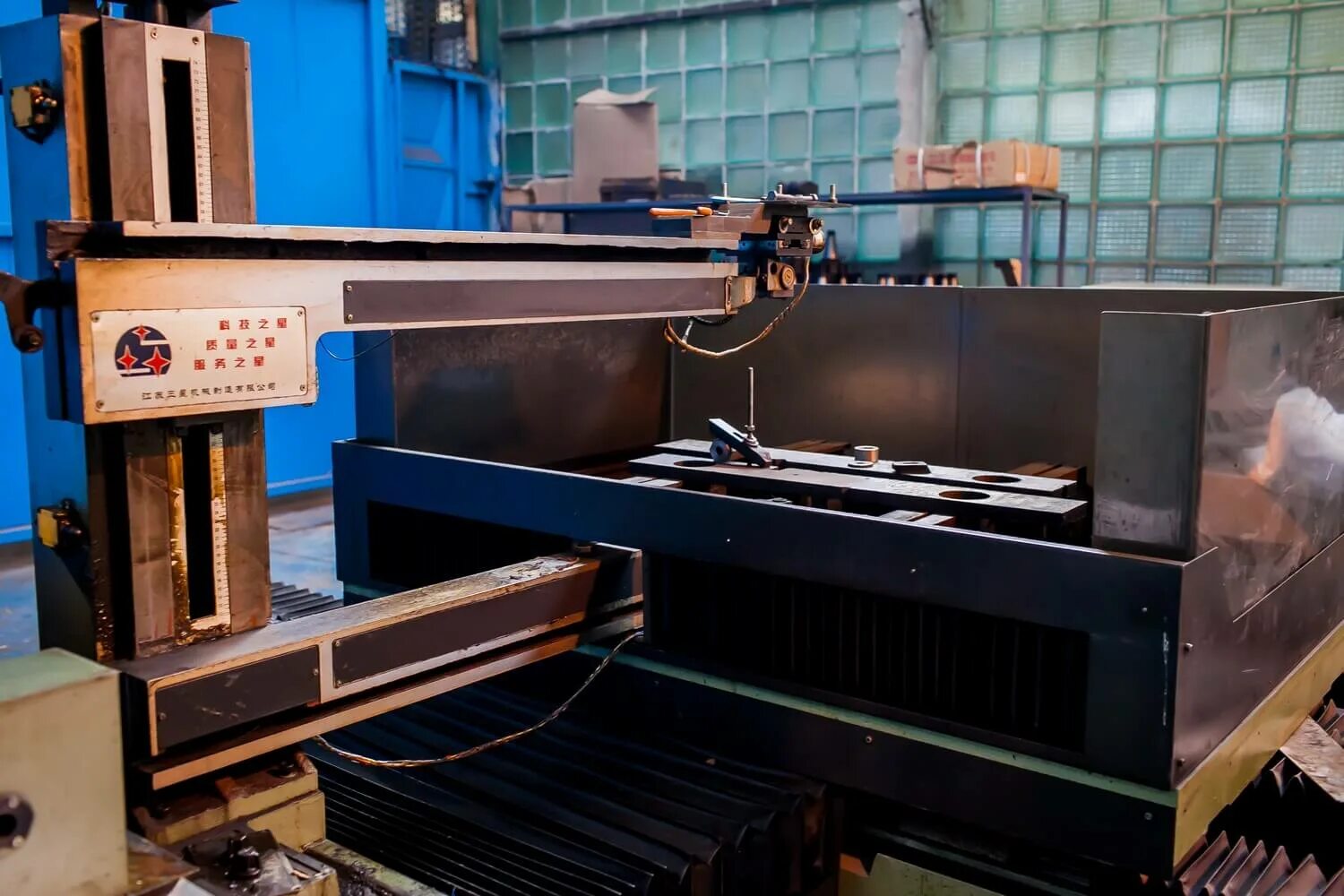 Электроэрозия шлифование. Станок электроэрозионной резки. Электроэрозия чпу. Электроэрозионный станок дк77. Dk7750 электроэрозионный станок.