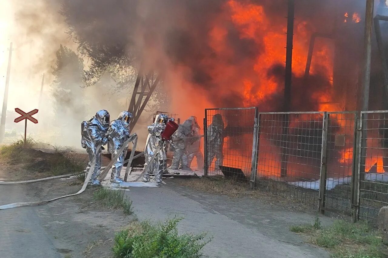 пожар в посёлке иванищи. 2022. пожар в чувашии красночетайский район. красное белое пожар. 06.