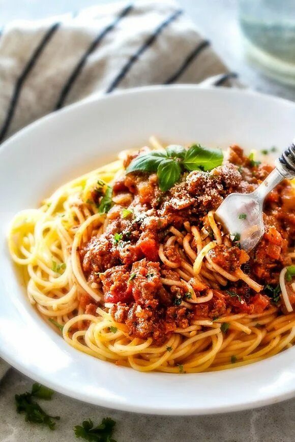 Спагетти с пастой болоньезе с фаршем рецепт. Мафальдине болоньезе. Тальони болоньезе. Spaghetti bolognese. Паста болоньезе рецепт.