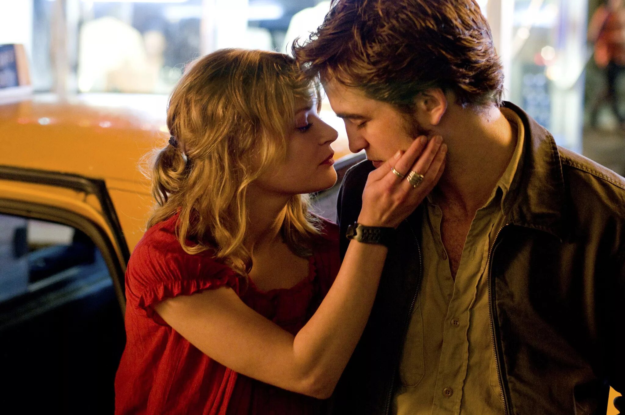 Emilie de Ravin and Robert Pattinson in Помни меня (2010). Gallery..