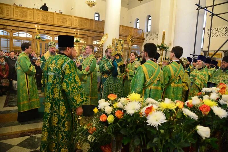 Кафедральный собор брянск внутри. Брянский кафедральный собор. Кафедральный собор в брянске служба для детей. Брянск кафедральный собор вечерня15октяюря. Троицкий кафедральный собор брянск.