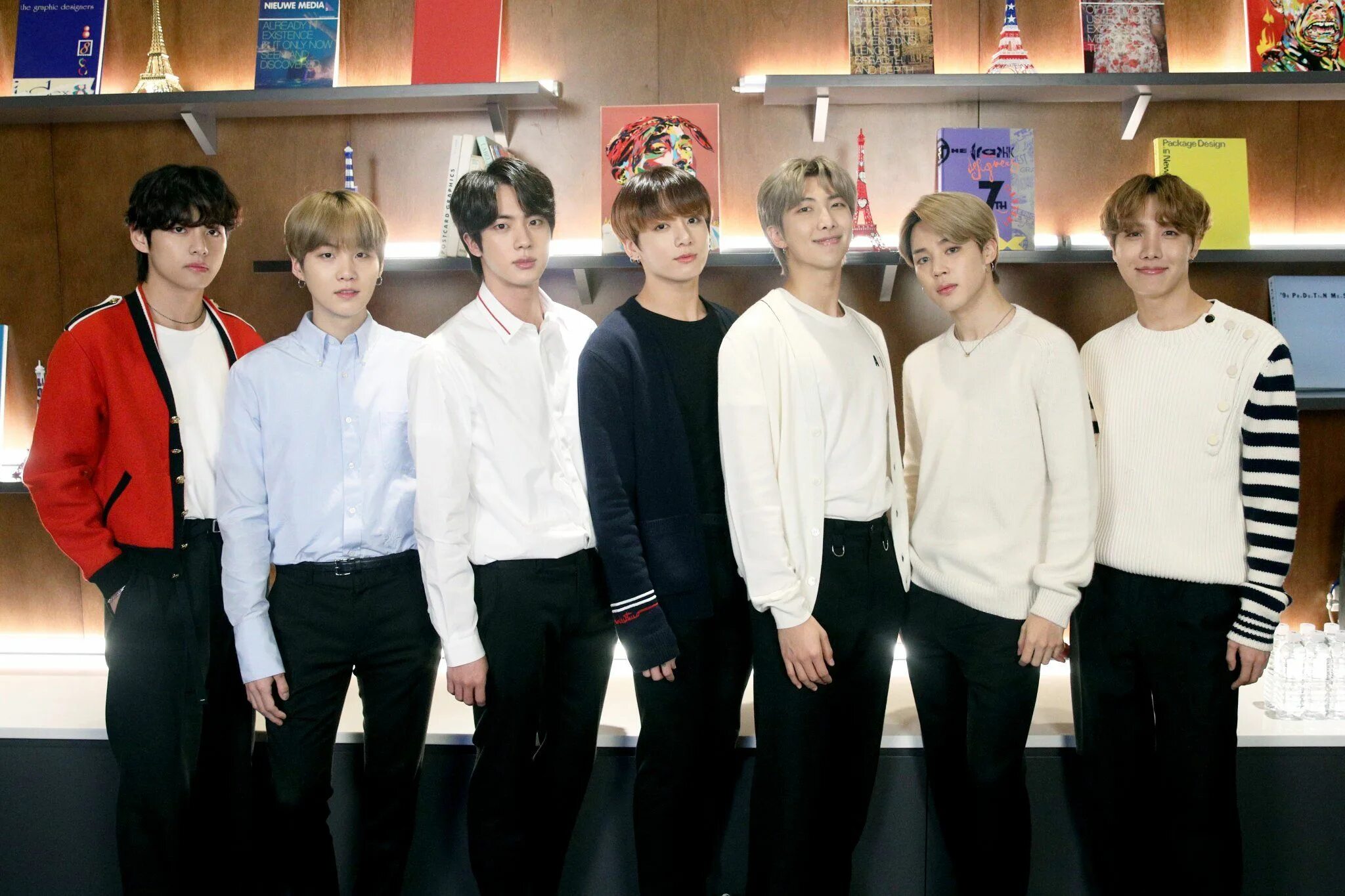 Где бтс. Корейская k-pop группа бтс. корейская бойз бэнд группа bts. bts — южнокорейский бой-бэнд. бойз бэнд корея bts.