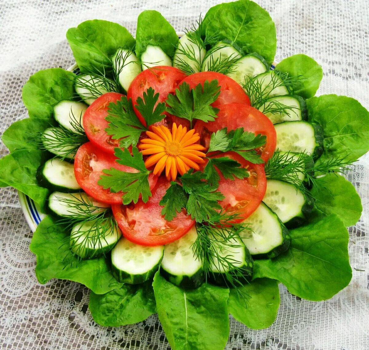 Как оформить овощную нарезку. Украшения из овощей. Как оформить овощную нарезку. Как оформить овощную нарезку. Как оформить овощную нарезку.