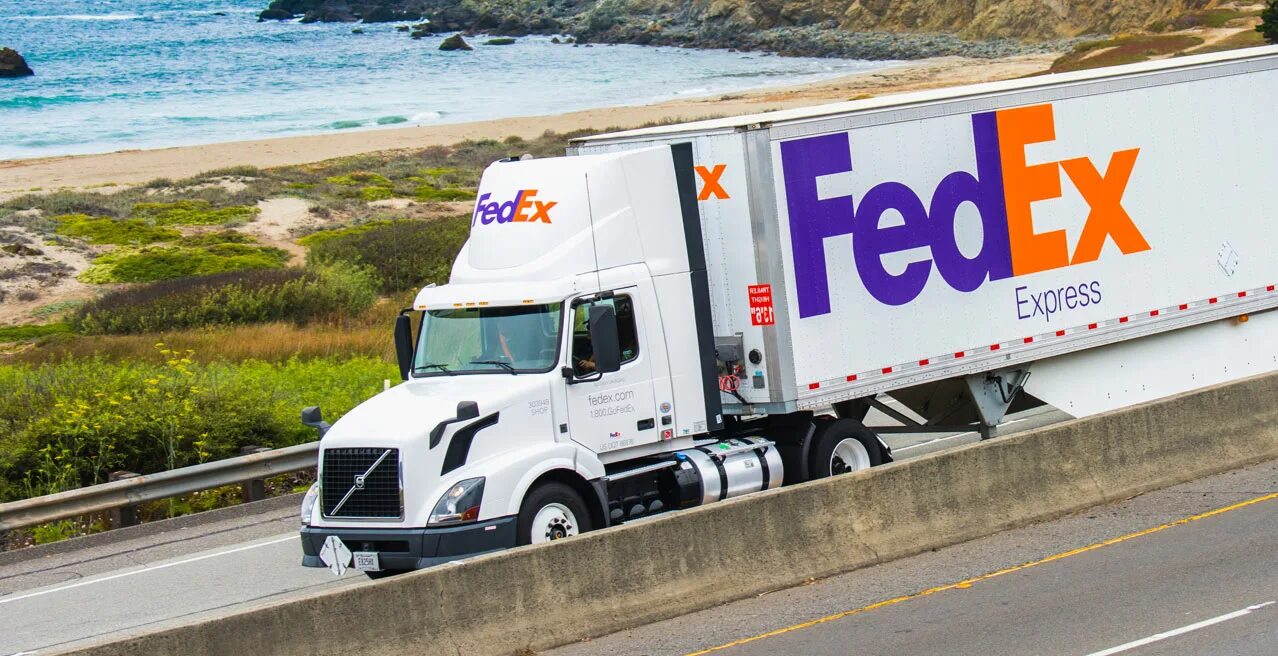 Fedex track. Грузовики Федекс. Компания FEDEX. FEDEX В России. Компания FEDEX Express.