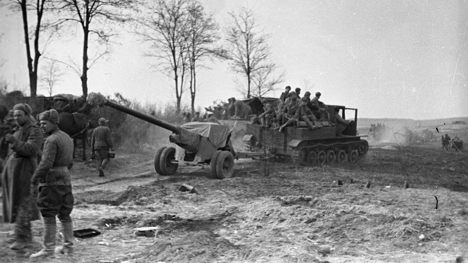 1944 год сражения. Пушка 100 мм ВОВ. Битва у озера Балатон 1945. Венгрия Балатон бои 1945. Операция Балатон 1945.