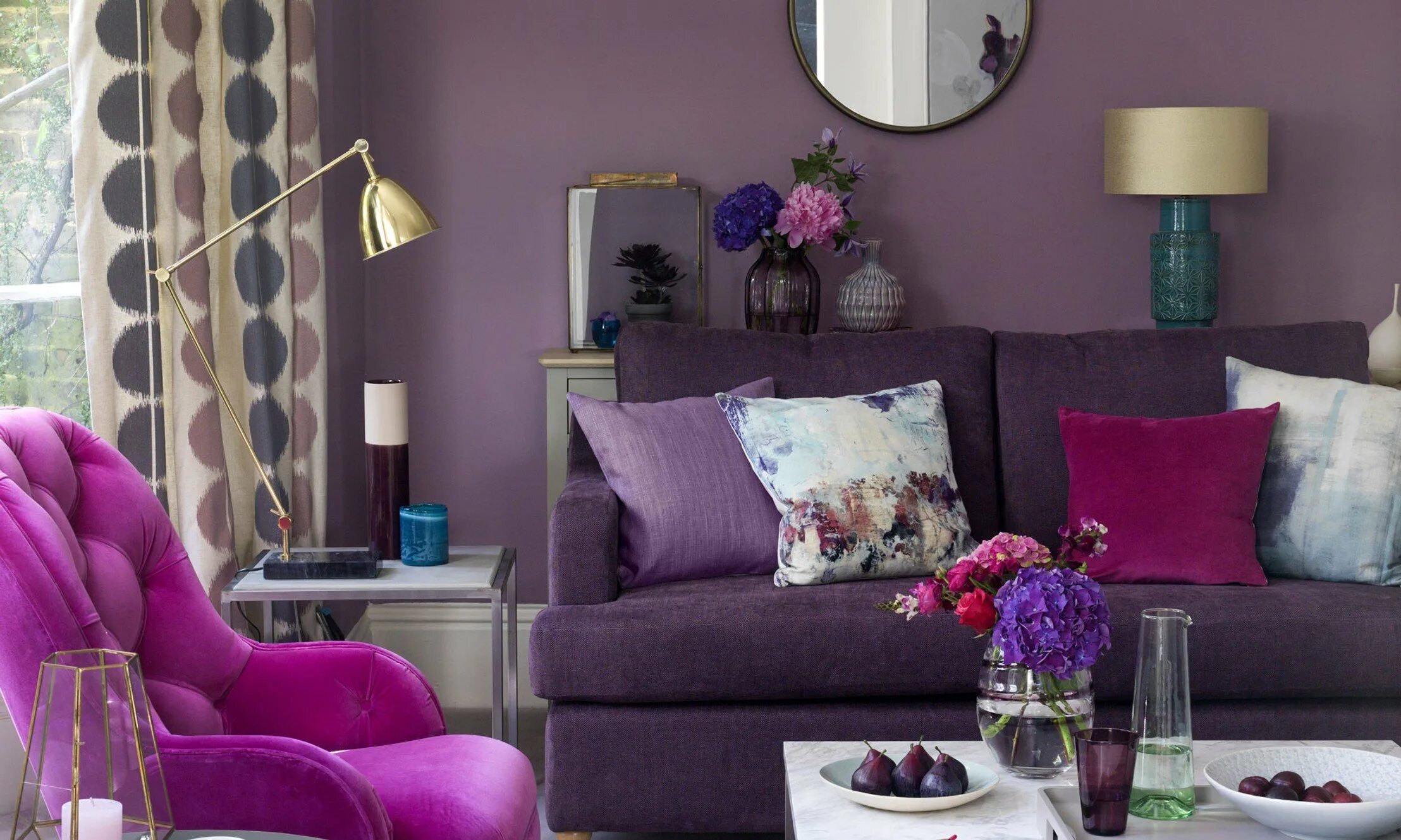 Подходит к интерьеру. Фиолетовый цвет в интерьере. Сиреневый цвет в интерьере. Комната с фиолетовым диваном. Лиловый цвет в интерьере.
