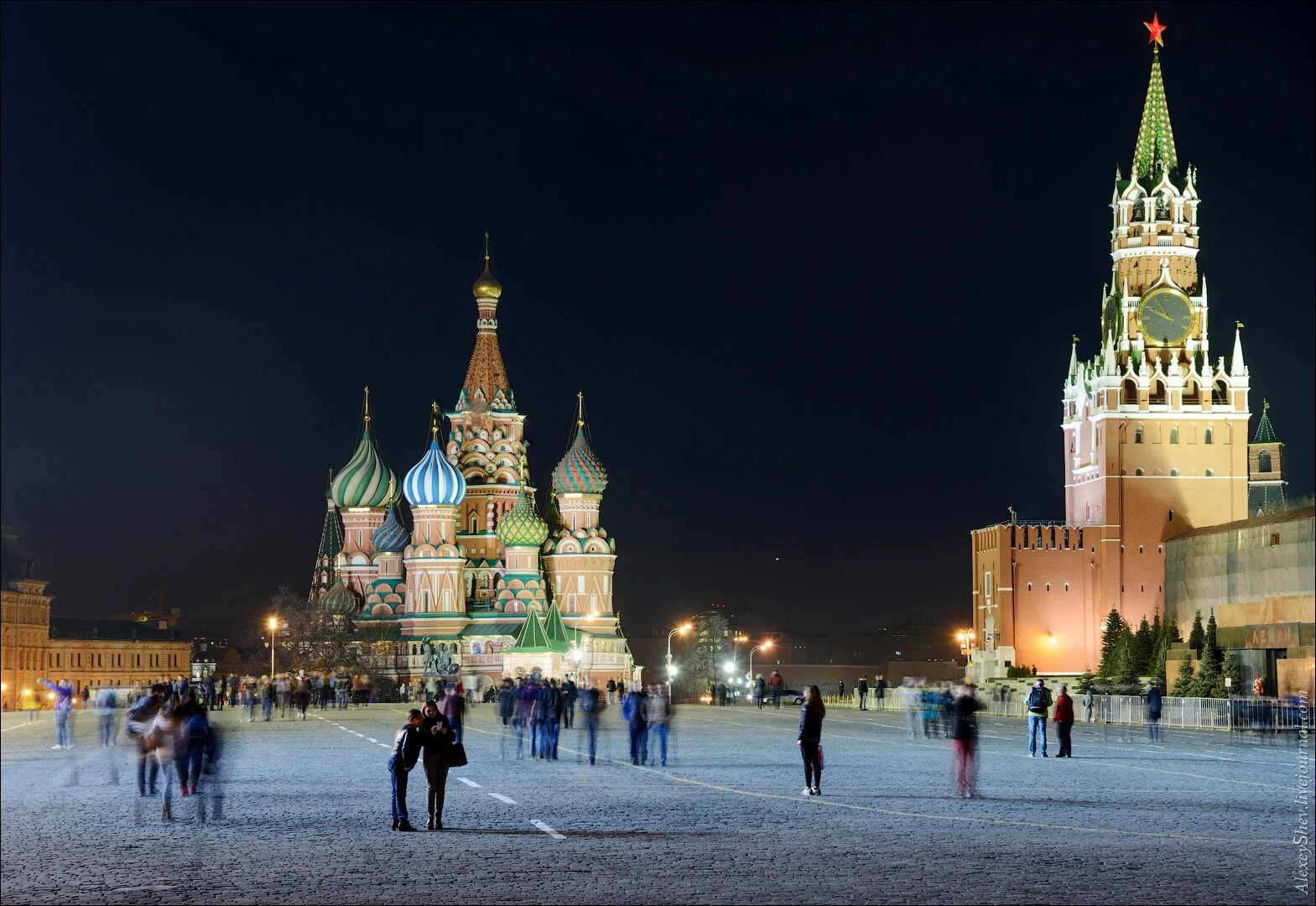 Где можно погулять в москве в марте. Красавица Москвы. Выход из Кремля для туристов. Время шоу около Кремля. Окружающий мир 2 класс путешествие по Москве улица Арбат.