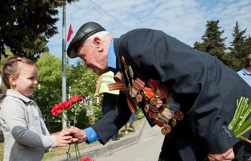 Идти на встречу с ветераном. День Победы ветераны. Ветераны и дети. Цветы ветеранам. День Победы ветераны и дети.