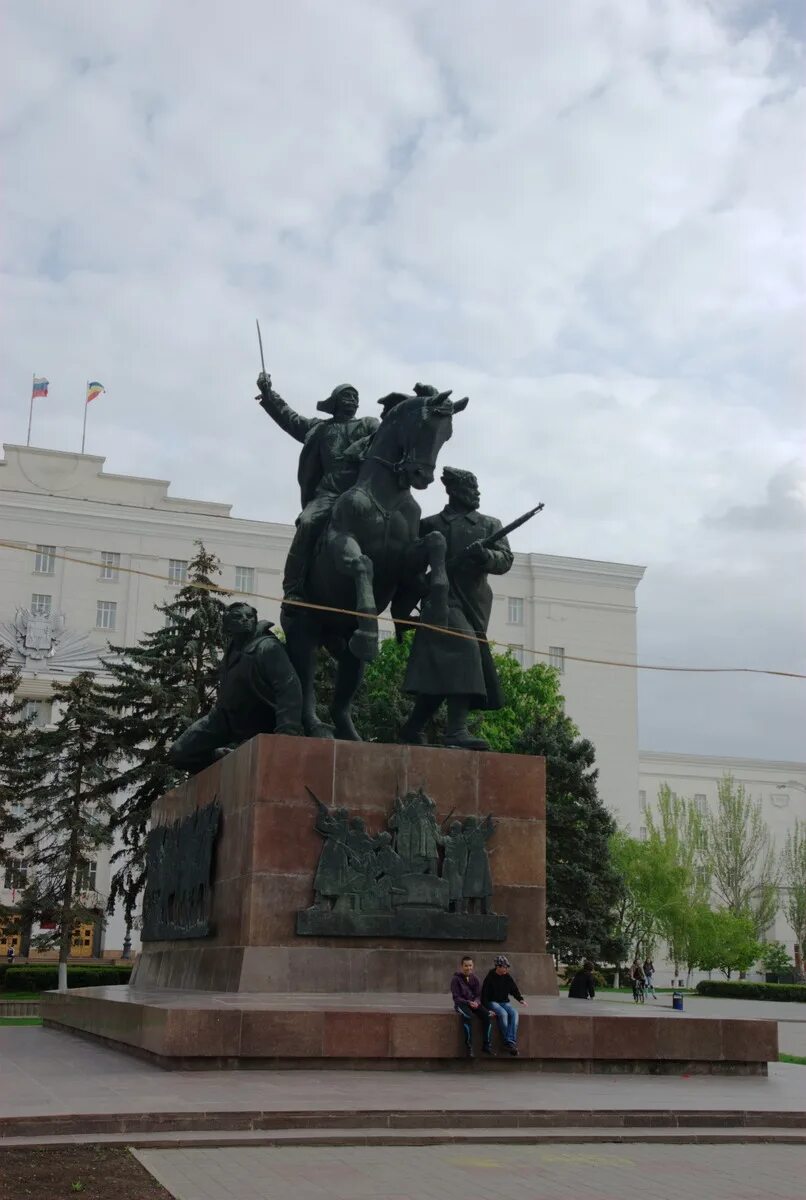 Ростов первой конной. Памятник бойцам 1-й Конармии Ростов-на-Дону. Памятник бойцам первой Конармии Ростов. Монумент в Ростове на Дону. Памятник Первоконникам Ростов.