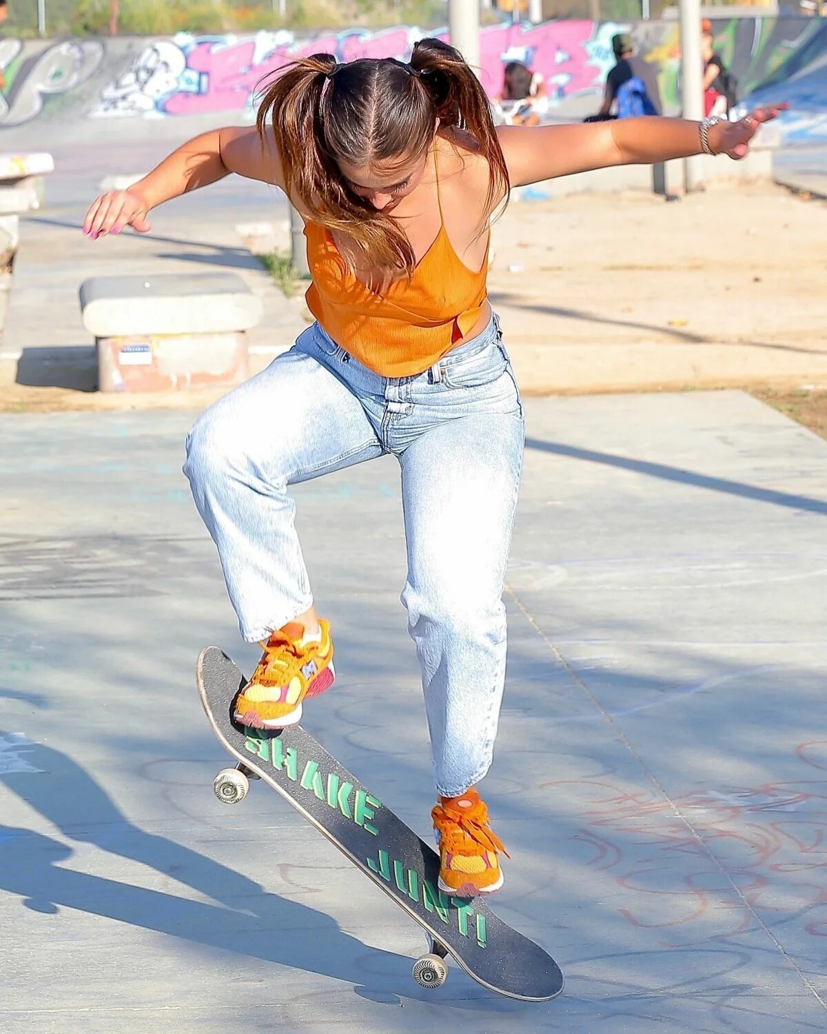 Уроки катания на скейтборде. Катание на скейте для новичков. Скейт. Техника катания на скейте. Скейт едет.