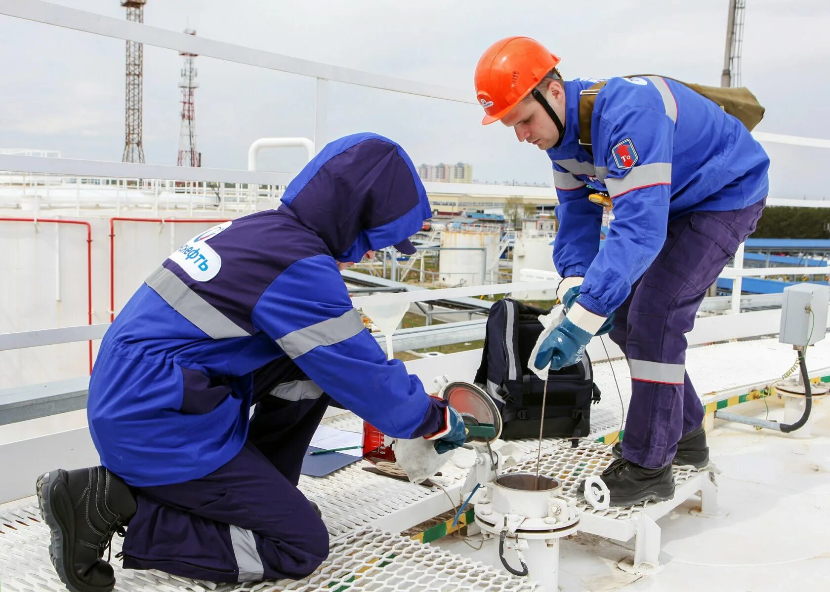 Оператор нефтепродукта. Оператор товарный транснефть. товарный оператор на нефтебазу. спецовка транснефть. отбор проб нефтепродуктов из резервуаров.