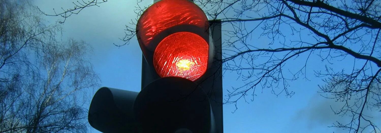 Я лечу на красный свет. Новые светофоры. Красный свет для дачи. Проезд на красный свет. Атомная тревога красный свет.