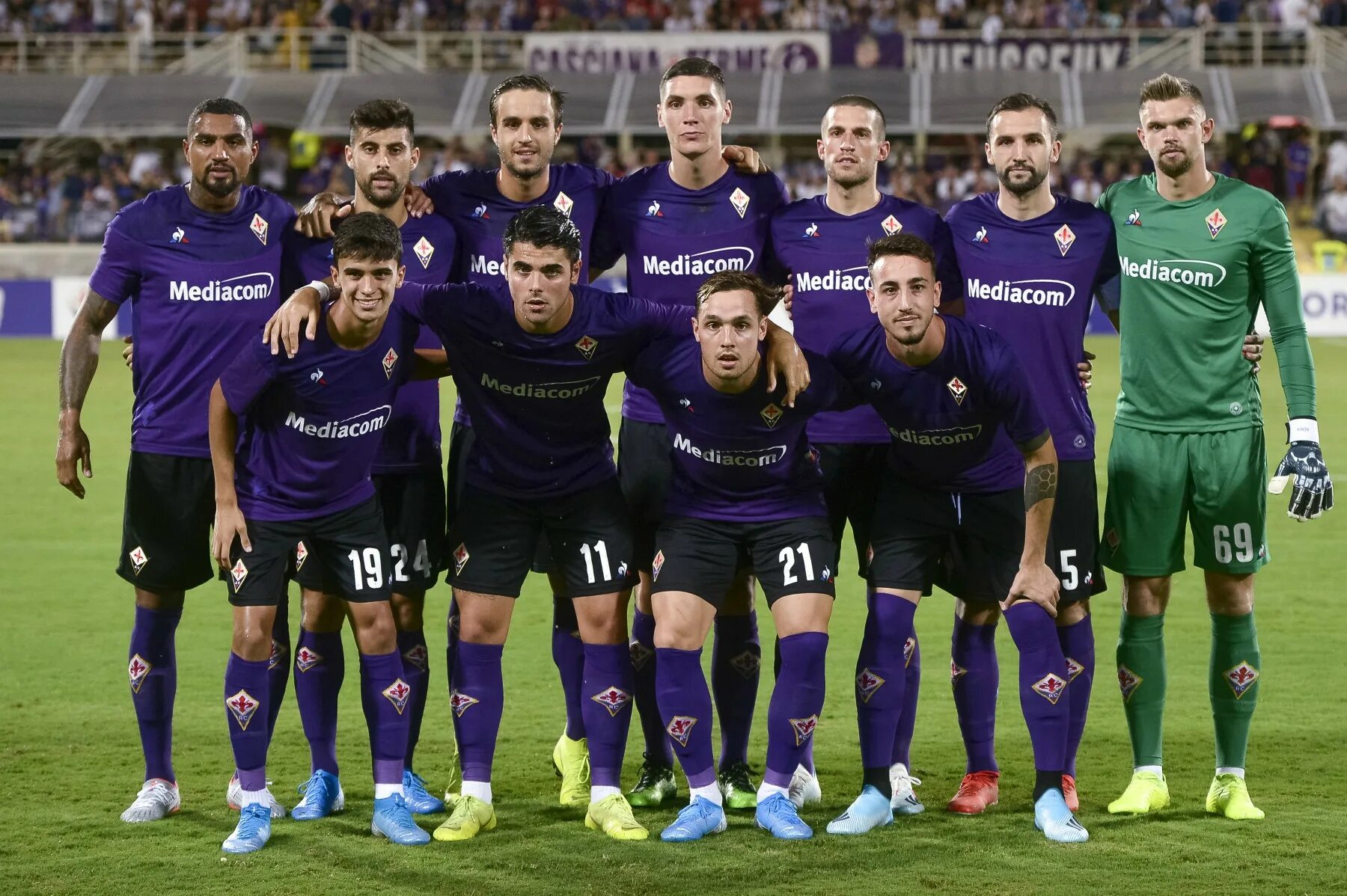 Футбольный клуб фиорентина продавал банки. Состав фиорентины 2022. Фк фиорентина фото. Фиорентина 2022. Фиорентина 2000 2001.