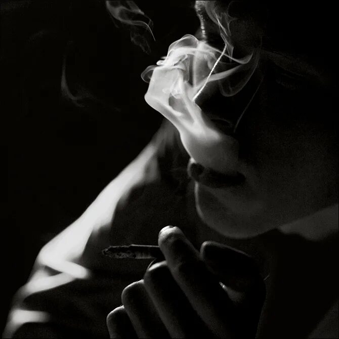 Дым со словами. Курящий в темноте. Парень курит в темноте. Парень с сигаретой в темноте. Грустный человек с сигаретой.