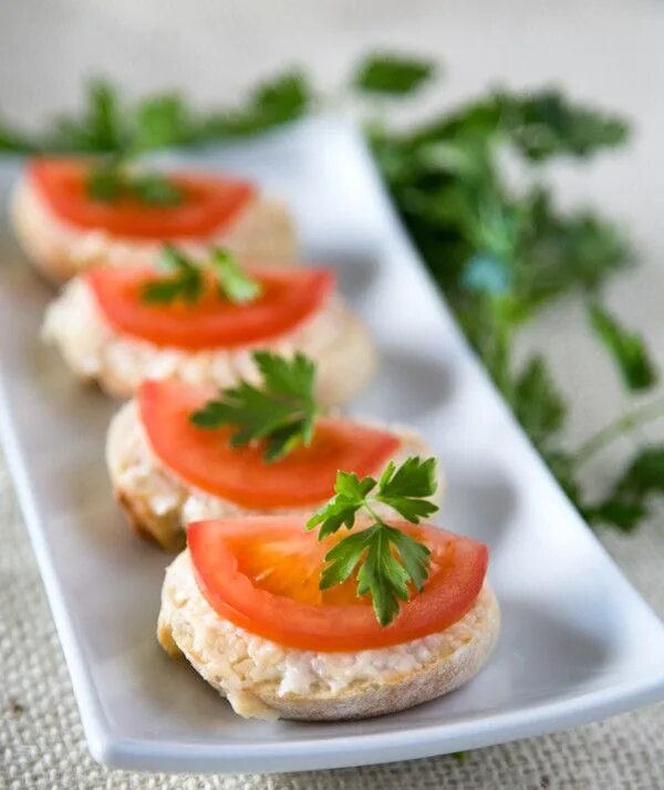 Бутерброды со сливочным сыром. Французские бутерброды с помидорами. Бутерброды с помидорами и сыром. Горячие бутерброды с помидорами. Бутерброды с помидорами.