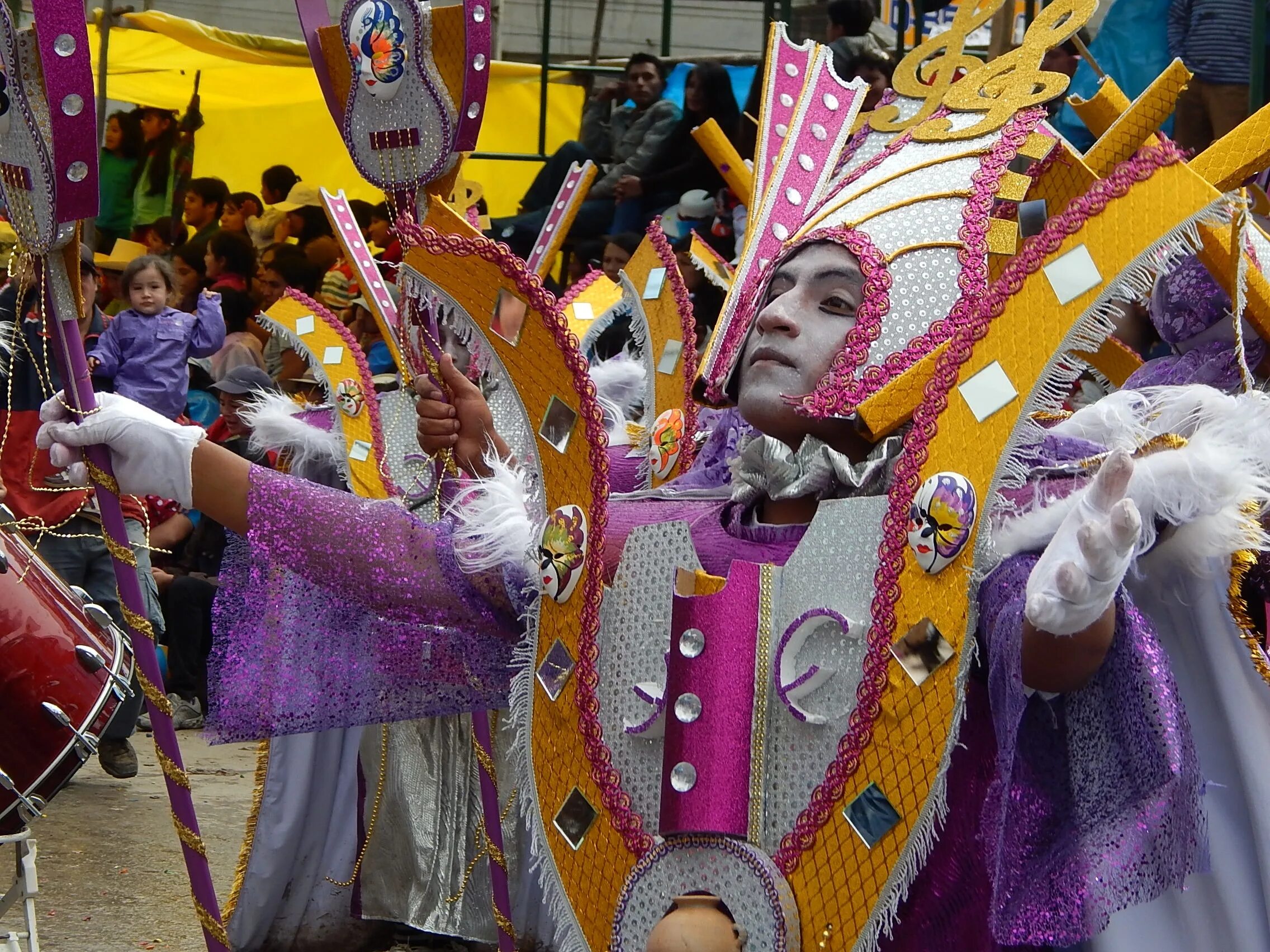 Карнавалы. Праздники. Карнавал в Перу. Карна. Парад маскарад.