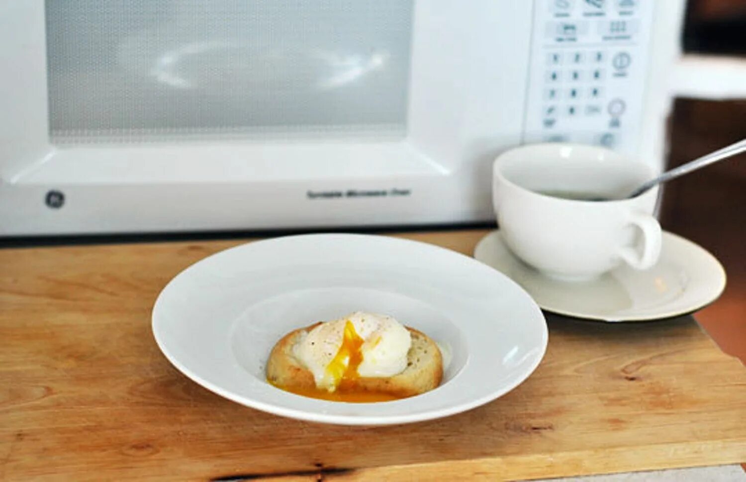 Ужин в микроволновке. Яйцо пашот в микроволновке в кружке. Микроволновая печь яйца пашот. Яйца пашот в микроволновк. Яйцо в чашке в микроволновке.