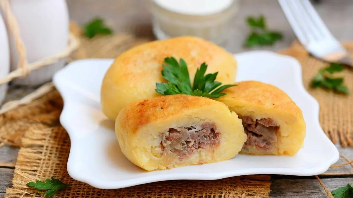 Зразы из пюре с фаршем. Картофельные зразы с фаршем в ресторане. как лепить зразы. зразы с сыром и грибами 2009 год. государь зразы с мясом🤖.