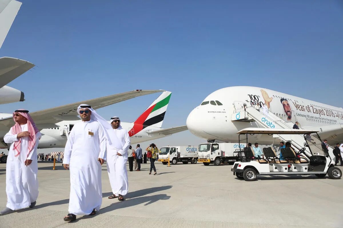 Мессенджер в дубае. Авиакомпания Дубай Эмирейтс. Аэропорт Эмирейтс в Дубае. Дубайская авиакомпания Emirates. Самолет Дубай Эмирейтс.
