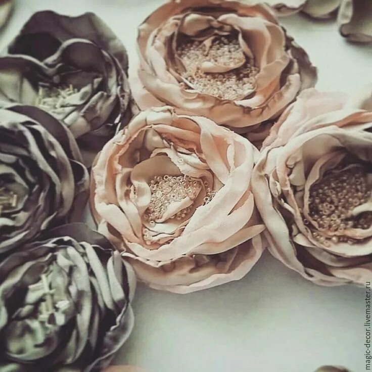 Техники цветов из ткани. Цветы из ткани. Декоративные тканевые цветы. Цветы из ткани для декора. Тканевые цветы для декора.