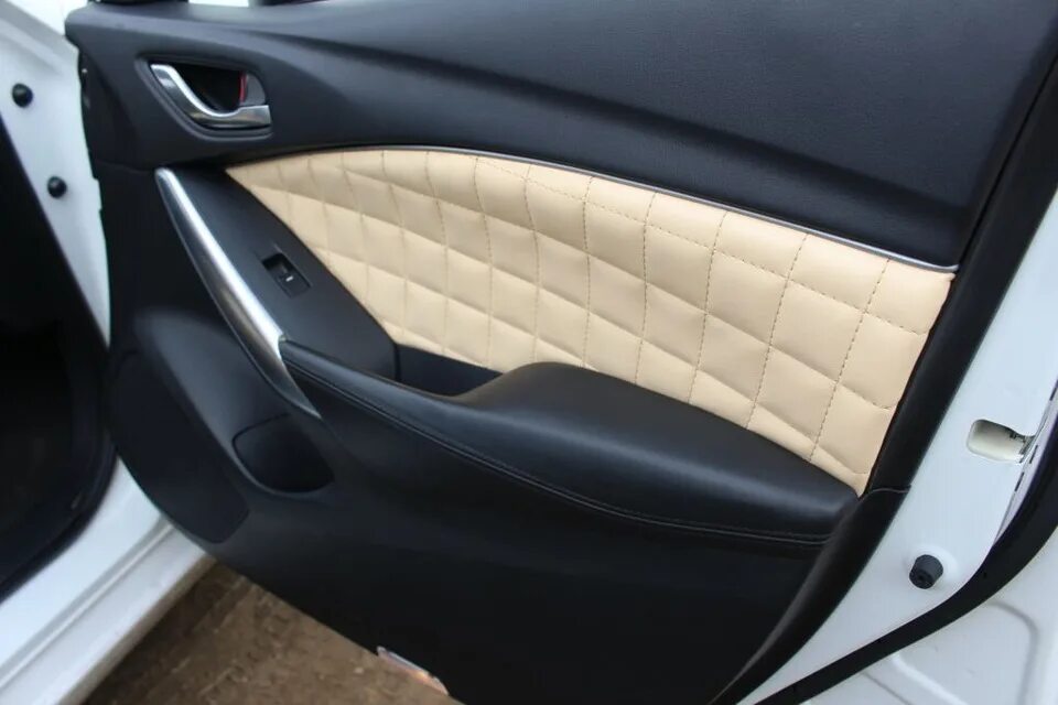 Дверные вставки Мазда 3. Обшивка дверных карт Мазда 6 2014. Карты дверей кожа Mazda CX 5. Перетяжка карт дверей Мазда сх5.