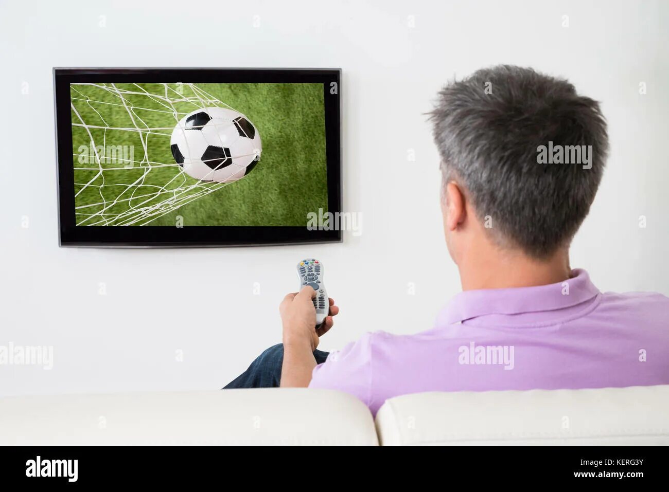 Tv var stand 2007. Футбол по телевизору. Soccer on tv. Футбольный мяч в телевизора. Футбол по телевизору.