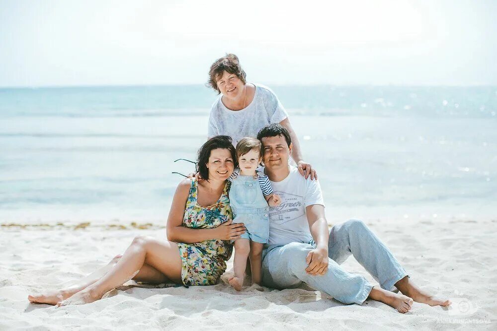 Идеальная семья 1 2. Семейная фотосессия на море. Счастливая семья на море. Фотосессия на берегу моря семейная.