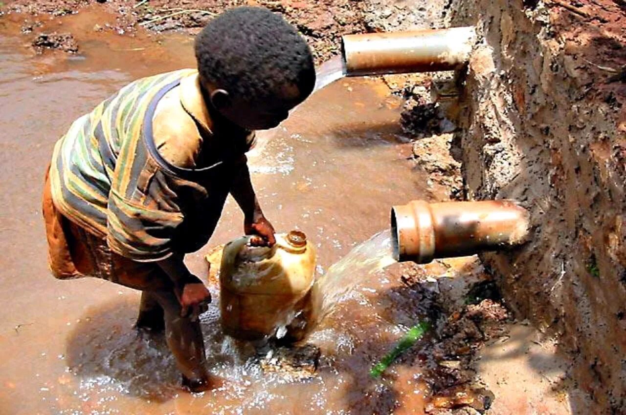 Грязная вода. Дефицит пресной воды. Дети Африки пьют грязную воду.