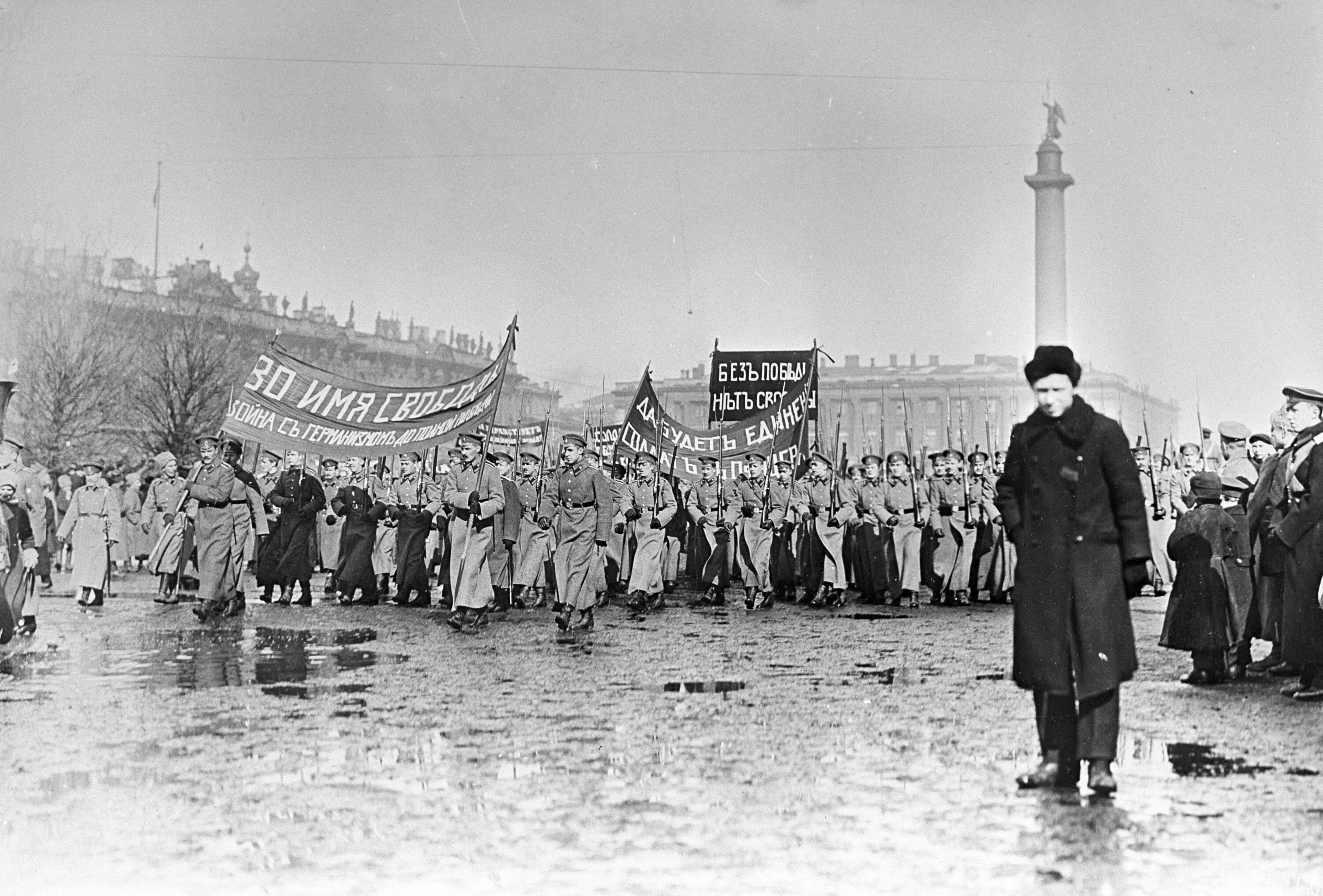 Петроград во времена революции. Дворцовая площадь революция 1917. Революционный Петроград год 1917. Санкт-Петербург 1917 год. Февральская революция 1917 Дворцовая площадь.