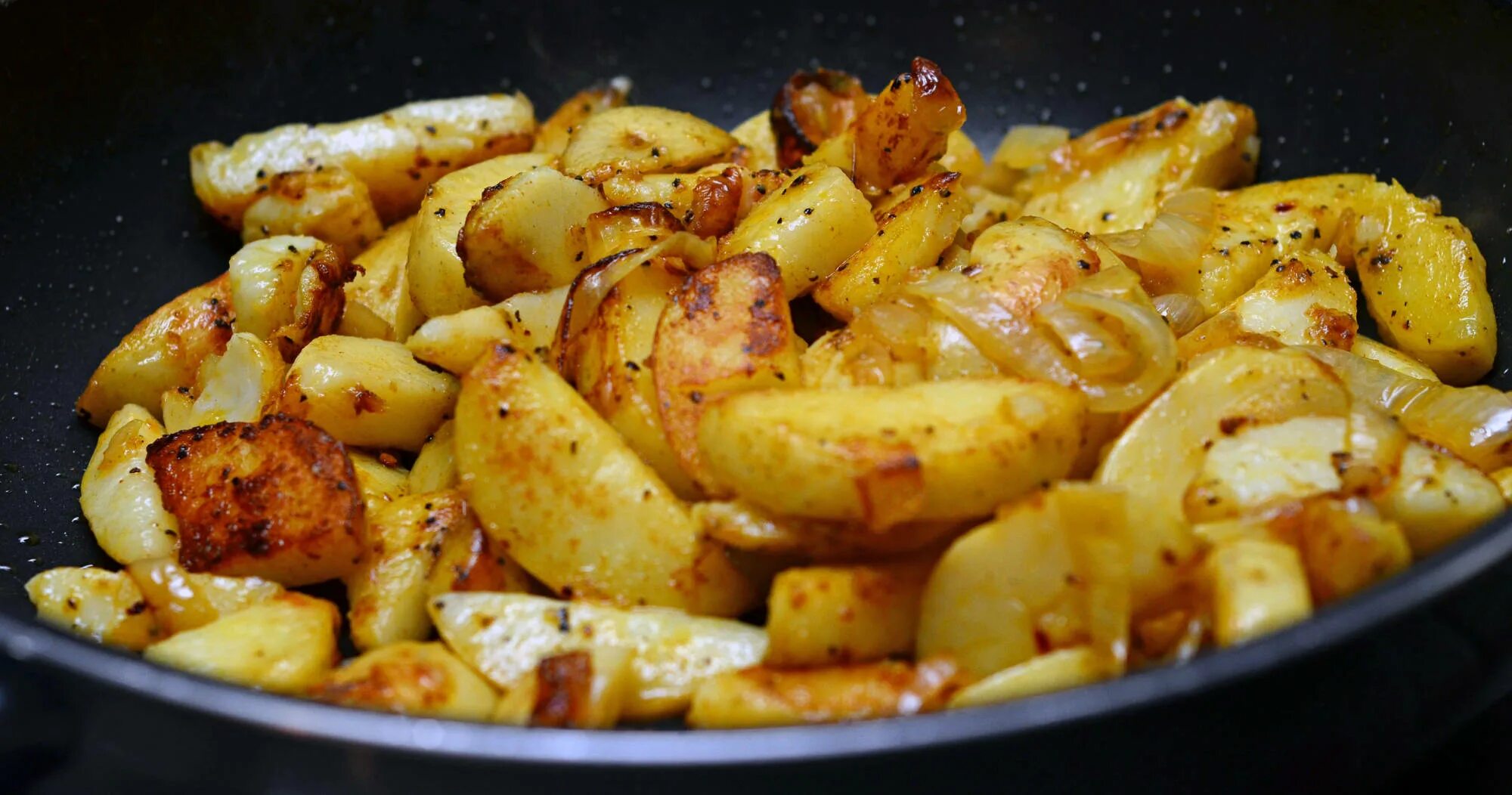 Жареная картошка. Жареная картошечка. Жареный картофель на сковороде. Картошечка с лучком