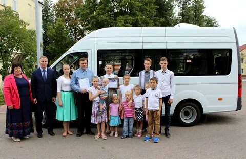 Оформляют машины на многодетную семью
