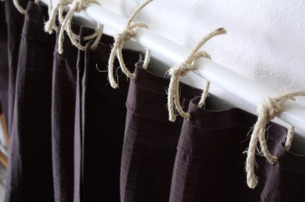 Держатель для штор настенный. Как сделать крючки для штор. Шторы на завязках. Скрепки для штор. Прихваты для штор металлические.