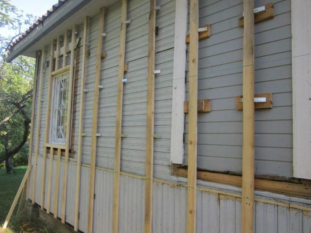 Дом под сайдинг. Пеноплекс 100 мм под сайдинг. Каркас под металлосайдинг гранд лайн. Обрешетка под сайдинг виниловый. Обшить старый дом сайдингом.
