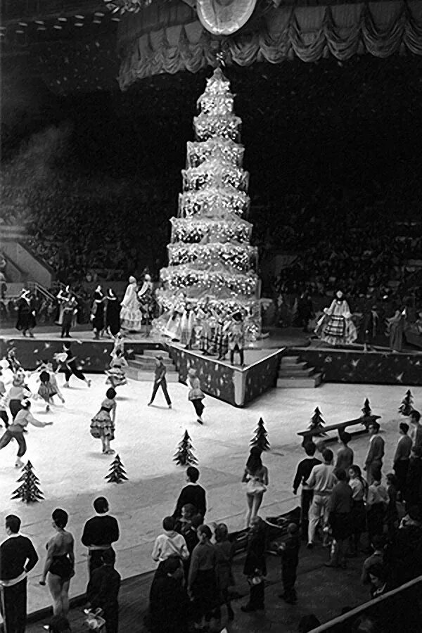 Елка в кремлевском дворце съездов. Кремлевская елка 1960е год. новогодняя елка в лужниках. елка в лужниках 1960-е. елка в лужниках в ссср.