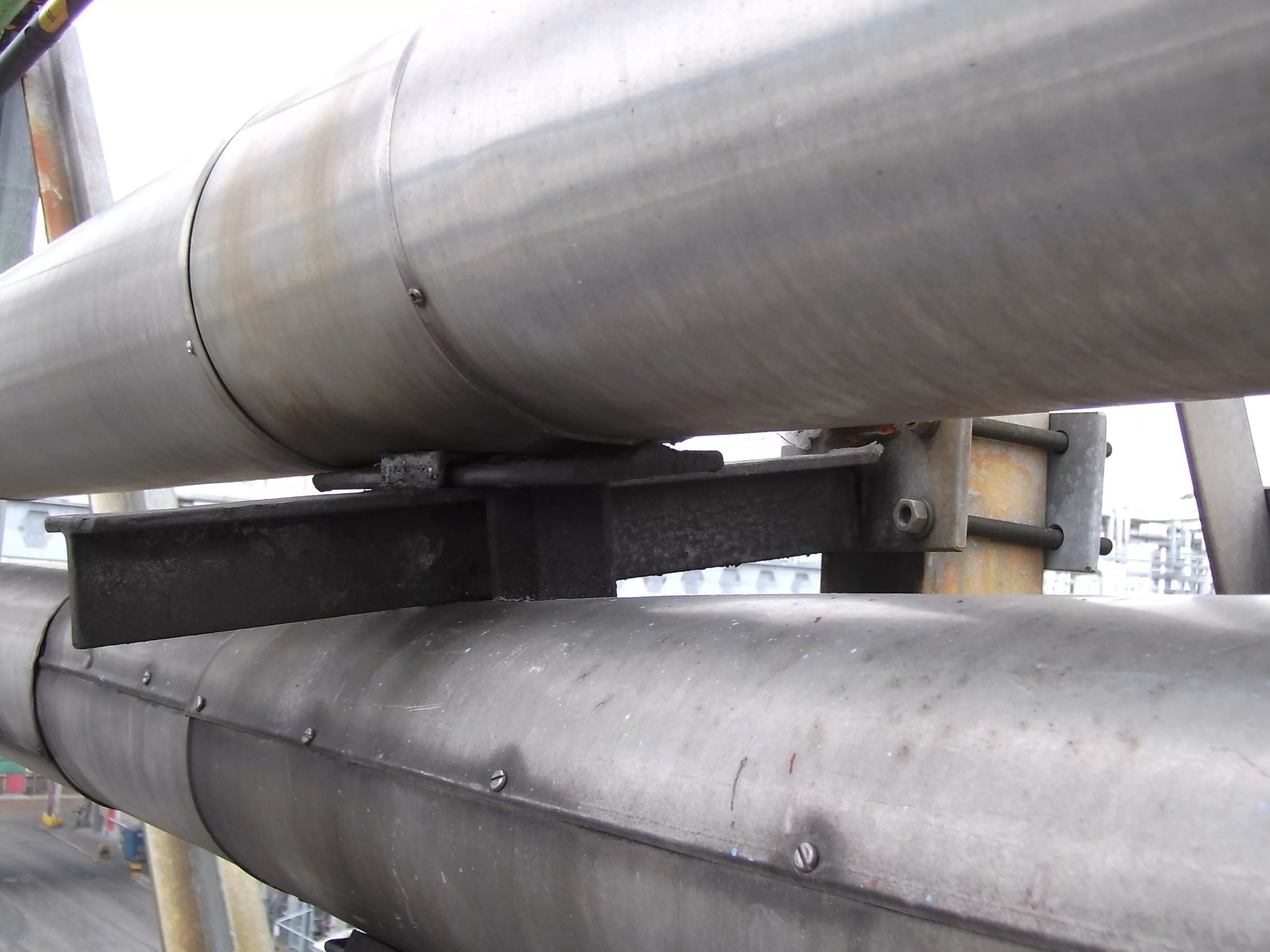 Скользящие опоры для трубопроводов 100х320. Опора скользящая в ппу изоляции 3м. Направляющая опора нпо-100 нтс 65-06-02. Скользящая опора на 325 трубу. Опора скользящая оп 3 ппу пэ.