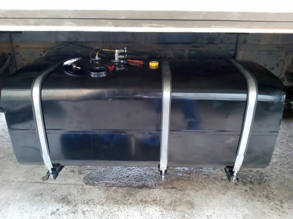 Дополнительный топливный бак на додж рам 1500. Дополнительный бак на ленд крузер 200 дизель. Топливный бак на хино 500 300л. Бак мтз 82. Защита топливного бака гранд старекс 2008.