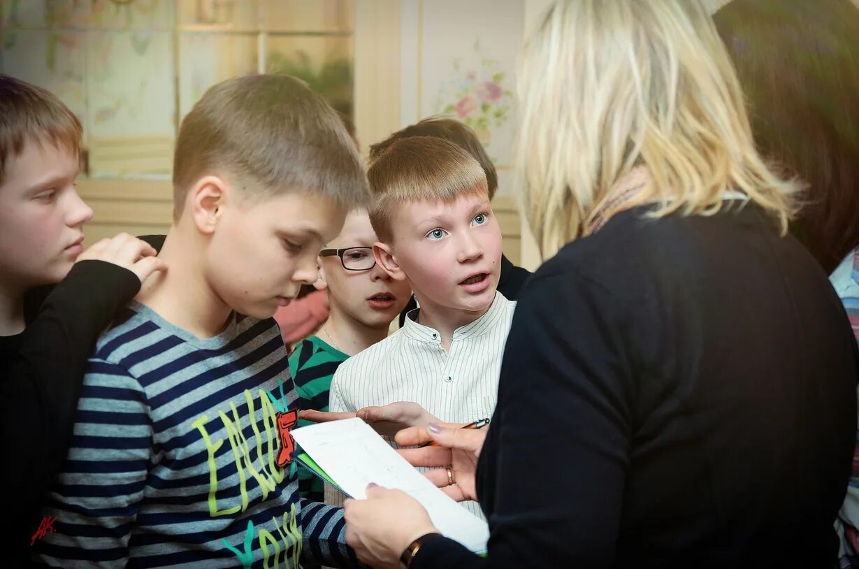 Диспут с учениками. Диспут в начальной школе. Школьники спорят. Беседа диспут в школе. Воспитала фото