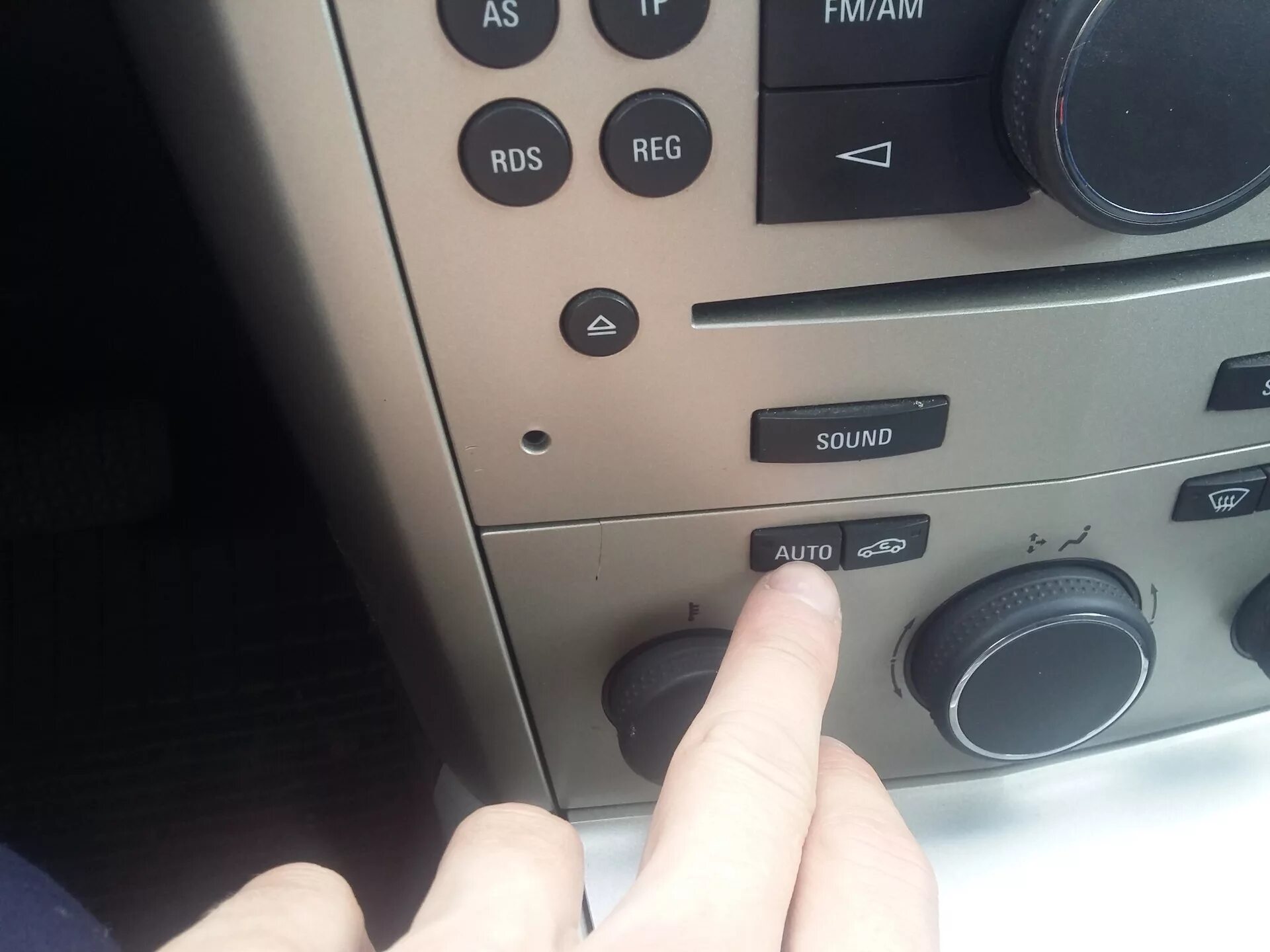 Как включить кондиционер в опеле. Кондиционер opel astra h кнопка. opel astra 2006 кондиционер.