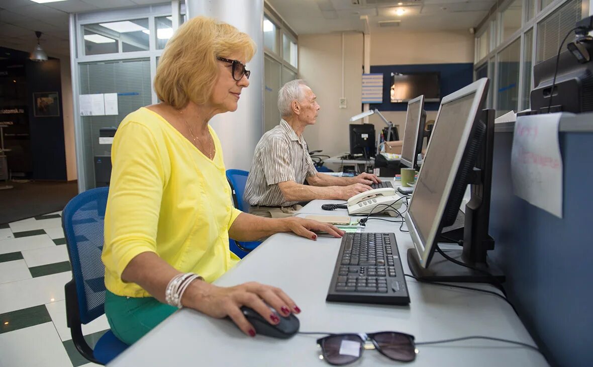 Переобучение в центре занятости. Бесплатные курсы предпенсионеров. Пенсионер за компьютером. Центр занятости пенсионеры. Занятие по компьютерной грамотности.